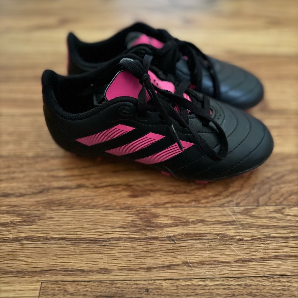 Little girl soccer cleats , barely worn